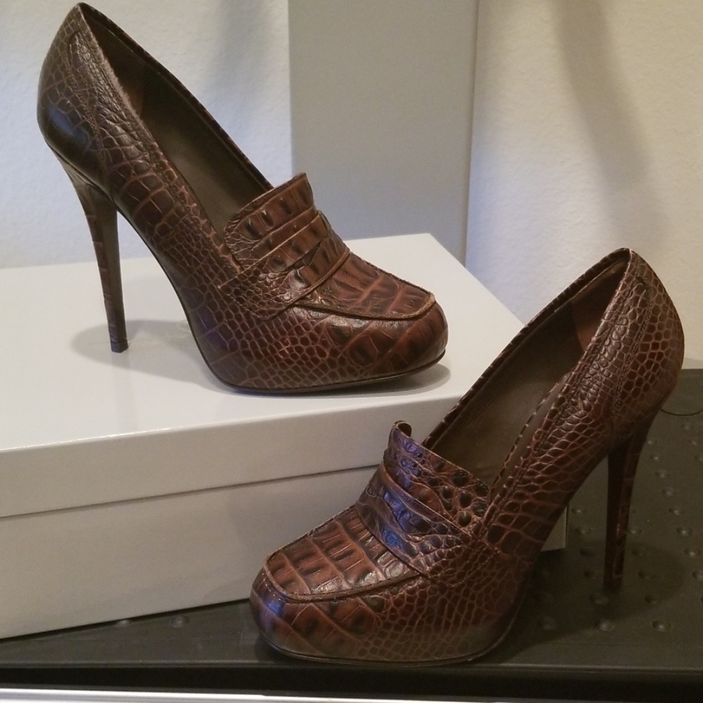**Shipping ON US!** New Vera Wang Lavender Label Distressed Croc Size 9